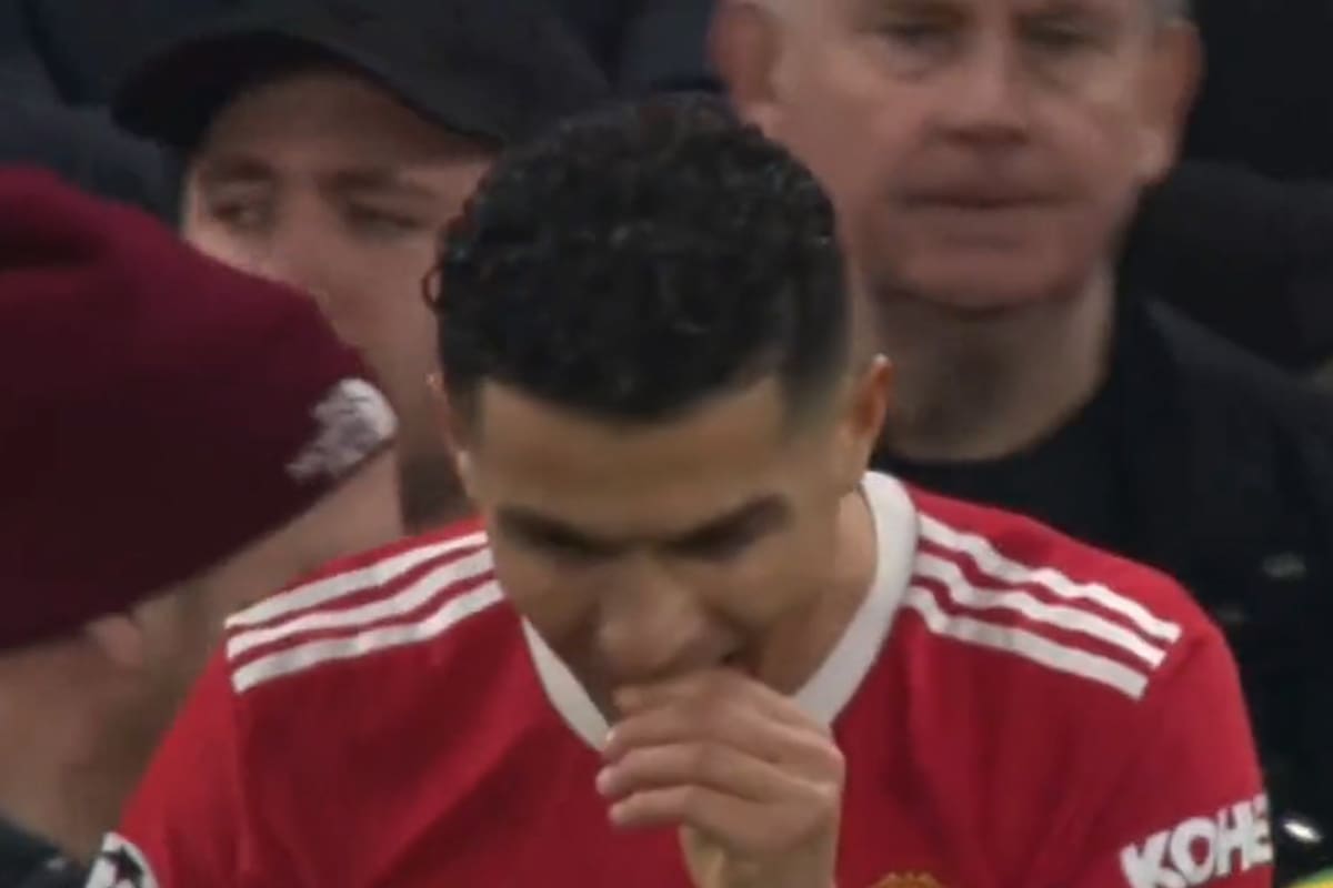 Tras chocar con su compañero Harry Maguire, Cristiano Ronaldo sufrió un dolor fuerte en la boca y se palpaba los dientes