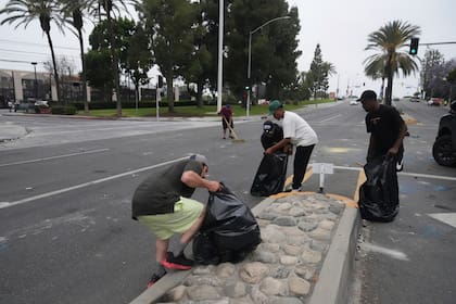 Tras choques entre manifestantes y soldados, una comunidad de Los Ángeles limpia las calles