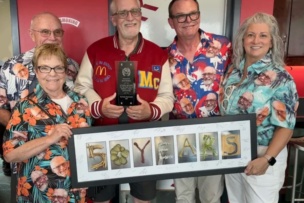 Tras cinco décadas en la misma empresa, un empleado de una famosa cadena de comida rápida recibió un homenaje que sorprendió a toda la comunidad (Imagen de Amber Nelson)