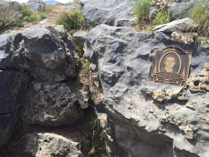 Tras clausurar la cueva de forma permanente, la familia de John colocó una placa en su memoria