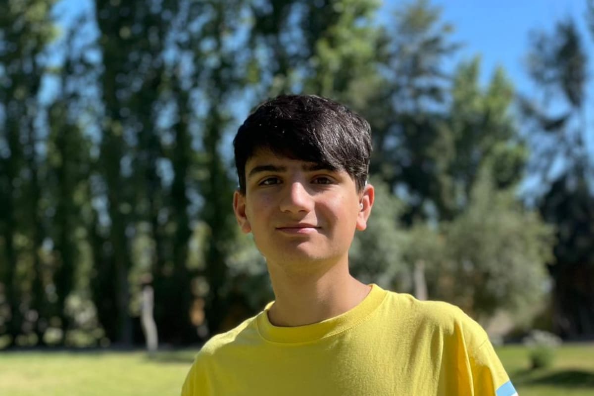 Tras completar la primaria en una escuela para sordos bilingüe, Santiago actualmente va a a la secundaria en una escuela convencional junto a un intérprete de Lengua de Señas Argentina (LSA)