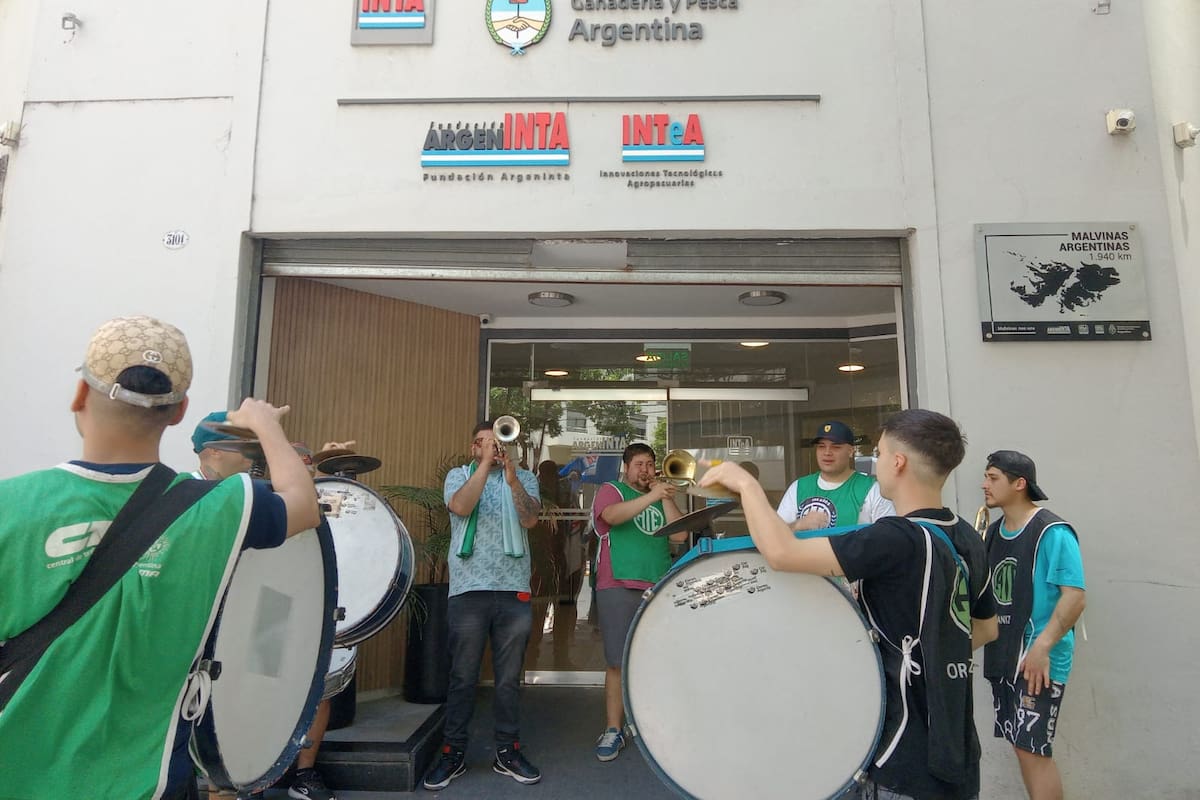 Tras conocerse la decisión del Gobierno, el gremio llevó adelante una movilización para impedir la venta del inmueble