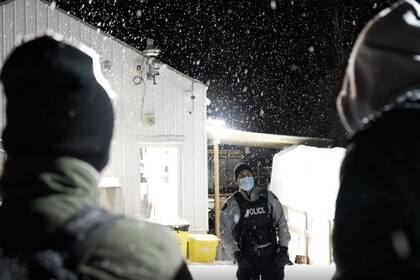 Tras cruzar la frontera, los inmigrantes son detenidos por la policía