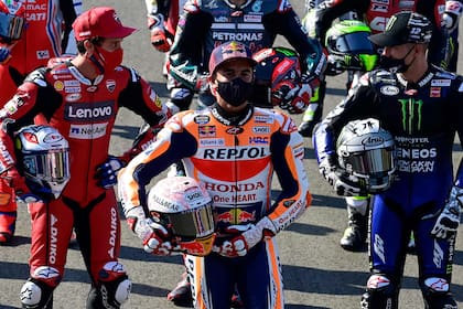 Tras cuatro meses de parálisis por la pandemia, se reincia el Mundial de motociclismo de velocidad, con el español Marc Márquez (centro) nuevamente como favorito y con las correspondientes medidas sanitarias.