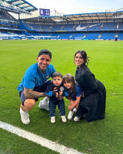 Tras cuatro meses separados, Enzo Fernández y Valentina Cervantes se reconciliaron y volvieron a apostar por la vida juntos en Londres con sus dos hijos, Benjamín y Olivia (Foto: Instagram @enzojfernandez)