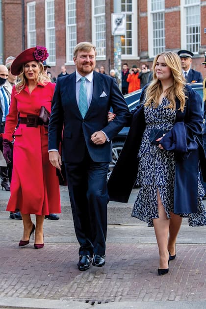 Tras cumplir 18 años, Amalia ingresó como nuevo miembro del Consejo de Estado y pronunció por primera vez un discurso oficial: "Desde ayer, como dice solemnemente nuestra Constitución, tengo un asiento legal en el Consejo de Estado. Y eso se relaciona directamente con el trabajo que me espera. En un futuro lejano, espero (…) Creo que eso significa que tengo que mirar mucho hacia el pasado, pero al mismo tiempo también tengo que moverme con los tiempos”, declaró.