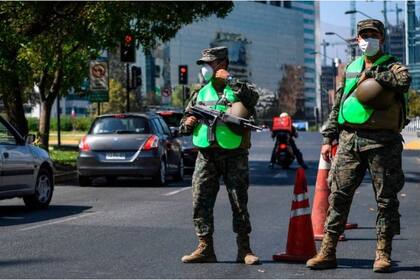 Tras decretarse el estado de excepción constitucional, los militares quedaron a cargo de resguardar la seguridad en el país.