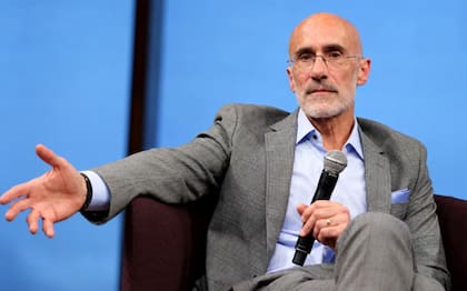 Tras descubrir que era menos feliz a los 50 años pese a haber alcanzado los objetivos que se había fijado a los 40, Arthur C. Brooks desarrolló una estrategia llamada lista inversa de deseos