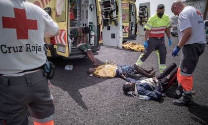 Tras desembarcar en tierra, la Cruz Roja se encarga de atenderlos y la Policía lleva a cabo un primer triage en las primeras 72 horas