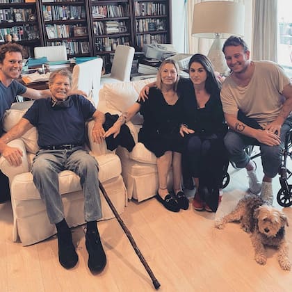 Tras diecisiete años
de distanciamiento, el actor,
su hija Tatum y sus nietos,
Kevin, Sean y Emily
McEnroe, se reencontraron.