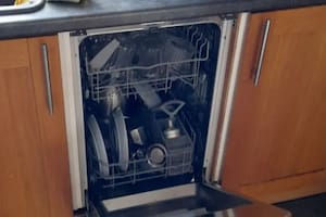 Tras dos años viviendo en la misma casa, el periodista Tom Hale encontró que había estado lavando platos a mano, mientras podría haber usado una máquina que lo hiciera por él