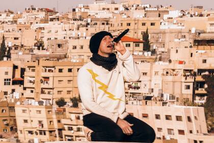 Tras dos décadas en Coldplay, Chris Martin lo revisa todo: desde sus años de estudiante pupilo hasta el nuevo disco