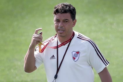 Tras dos temporadas completas sin incorporaciones, Gallardo se vio obligado a llevar al primer equipo a varios jugadores de las inferiores de River