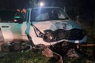 Un joven de 20 años fue grabado mientras manejaba a 140 km/h: perdió el control y chocó contra un poste