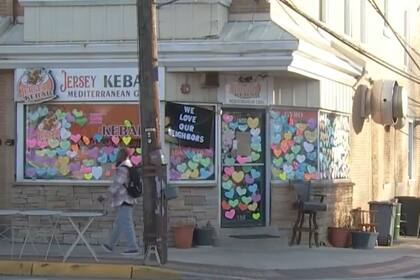 Tras el arresto de los Emanet, la comunidad decoró la fachada del local de la familia con mensajes de apoyo (NBC 10)