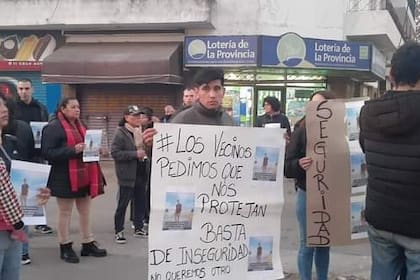 Tras el asesinato del estudiante Carlos Sánchez Paredes, vecinos del barrio Itatí reclamaron justicia y seguridad