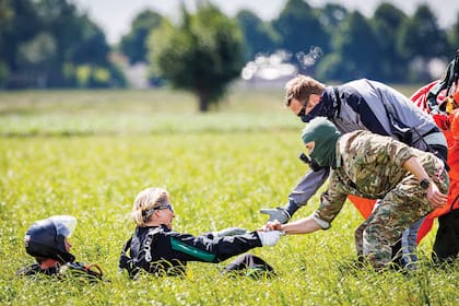 Tras el aterrizaje, Máxima fue asistida por personal de la Escuela de Defensa de Breda, donde desde 2008 se imparten los cursos de paracaidismo de las Fuerzas Armadas.