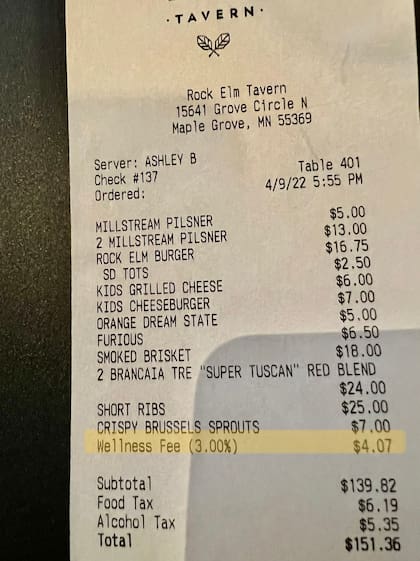 Tras el aumento de la inflación, algunos restaurantes cobran una "tarifa de bienestar" adicional