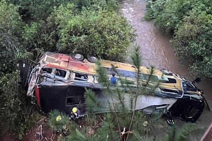 Tras el choque, el ómnibus de la empresa Sol del Norte cayó en el arroyo Yazá