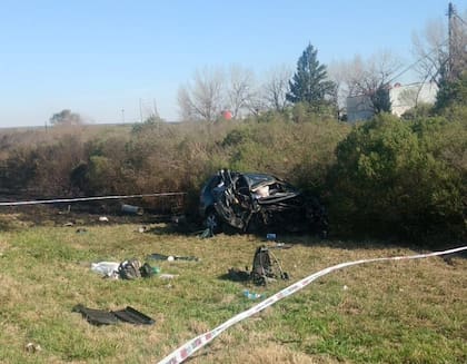 Tras el choque, el Volkswagen Suran en el que viajaban las dos víctimas quedó destruido por completo