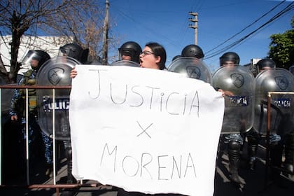 Tras el crimen de Morena, la niña de 11 años que murió luego de ser asaltada por dos motochorros, vecinos se manifestaron frente en la comisaría de Lanús y pidieron justicia