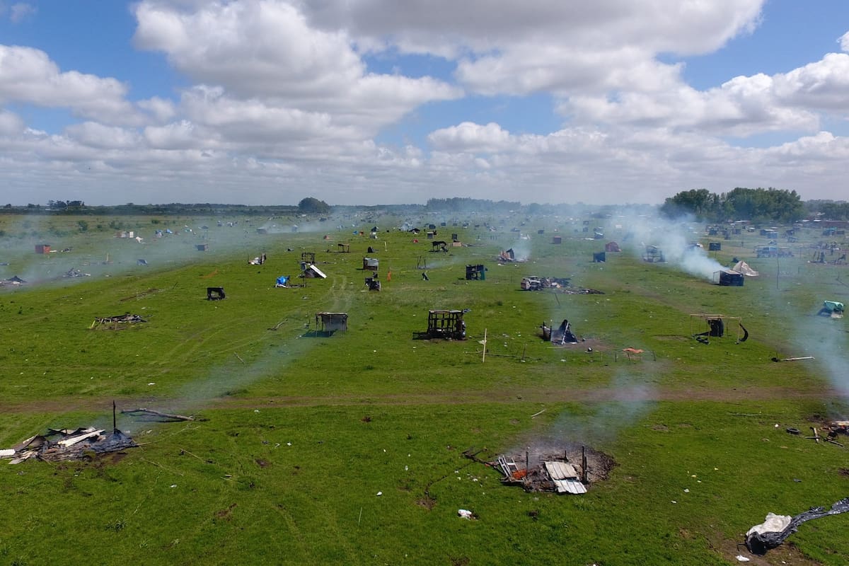 Tras el desalojo del jueves, la Justicia le restituyó el predio a sus dueños; en el gobierno bonaerense crece la preocupación por una ocupación en Los Hornos, localidad de La Plata