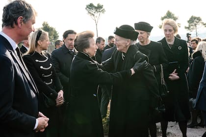 Tras el entierro, la princesa real Ana de Inglaterra saluda a la reina Margarita II de Dinamarca, hermana de Ana María, la mujer de Constantino.