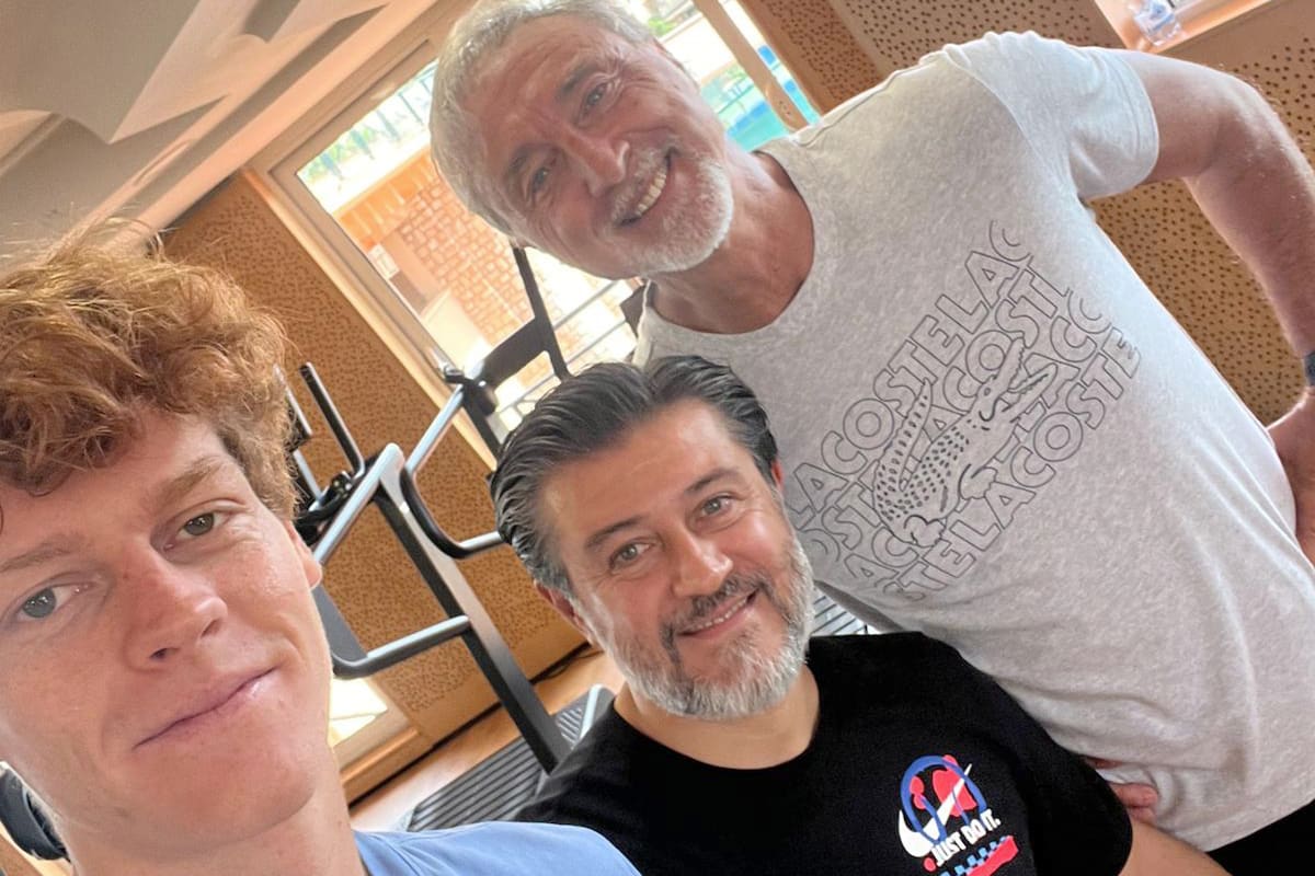 Tras el escándalo del doping no sancionado, el N° 1 del mundo, Jannik Sinner, incorporó a su equipo al fisioterapeuta argentino Ulises Badio (de negro) y al preparador físico italiano Marco Panichi