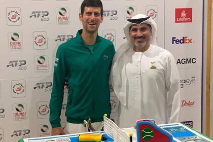 Tras el escándalo y la deportación en Australia, el N° 1 del tenis, Novak Djokovic, regresará al tour la semana próxima en el ATP de Dubai, donde su director, Salah Tahlak, salió a respaldarlo.