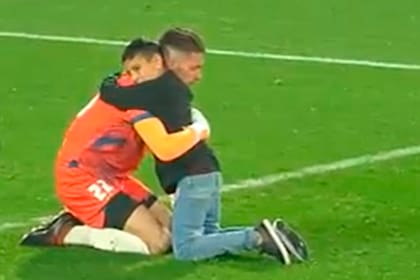 Tras el final del partido entre Defensa y Justicia y Boca, un pequeño invadió el campo de juego para consolar a Ezequiel Unsain