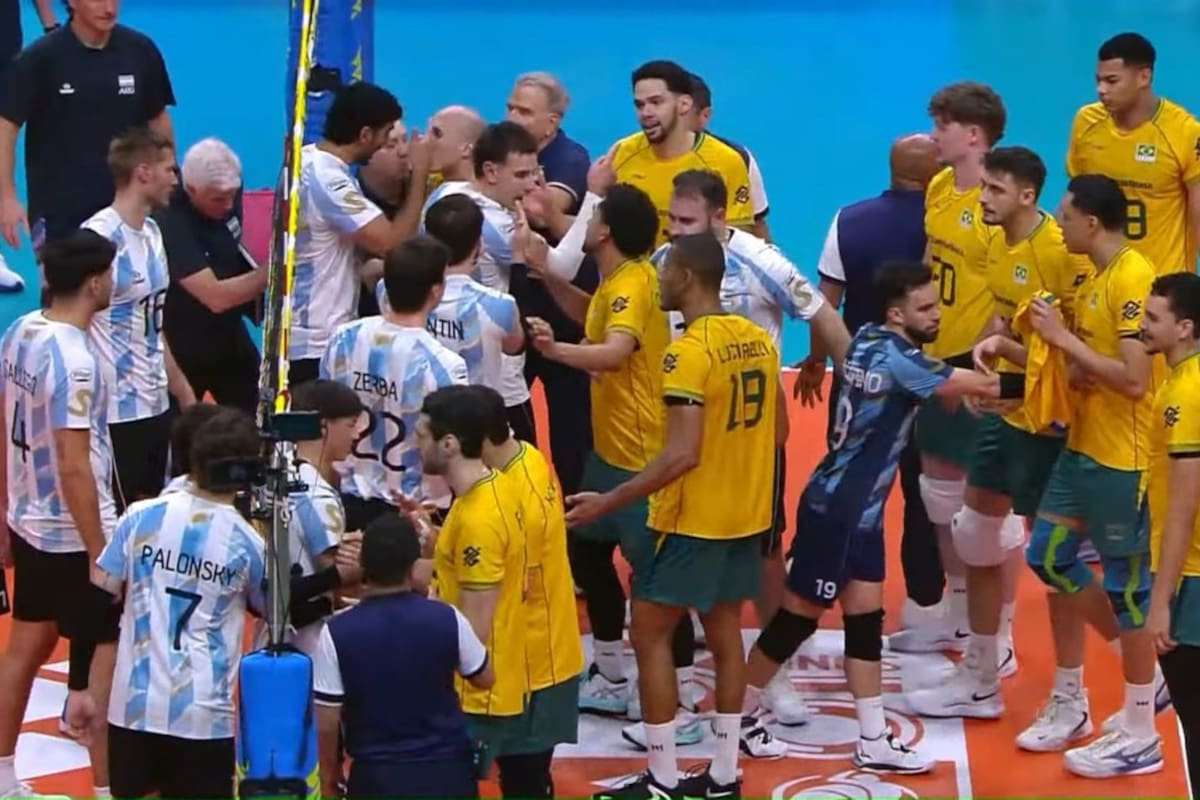 Tras el final del partido, los equipos de la Argentina y Brasil protagonizaron un tenso cruce