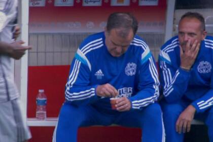 Tras el gol, Bielsa con un café en el banco de suplentes