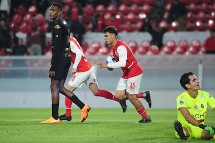 Tras el gol en contra que abrió el marcador, Tomás Pozzo apura el reinicio del juego