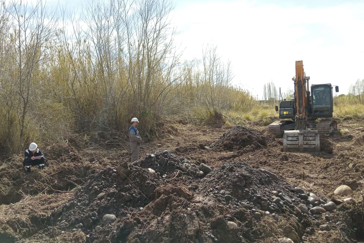 Tras el hallazgo de líquido y piedras empetroladas, comenzaron los estudios del suelo y las tareas de remediación en una zona cerca del río