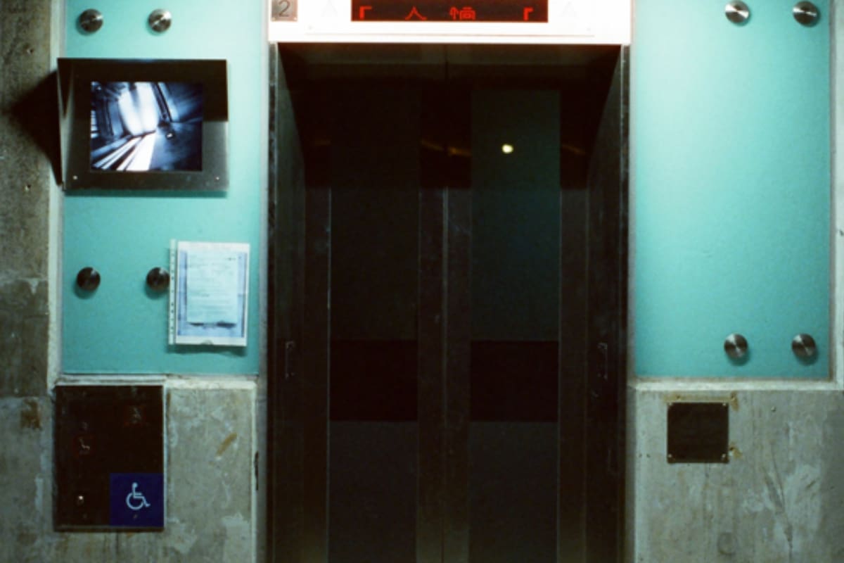 Tras el hallazgo en el ascensor, comenzó una rigurosa investigación