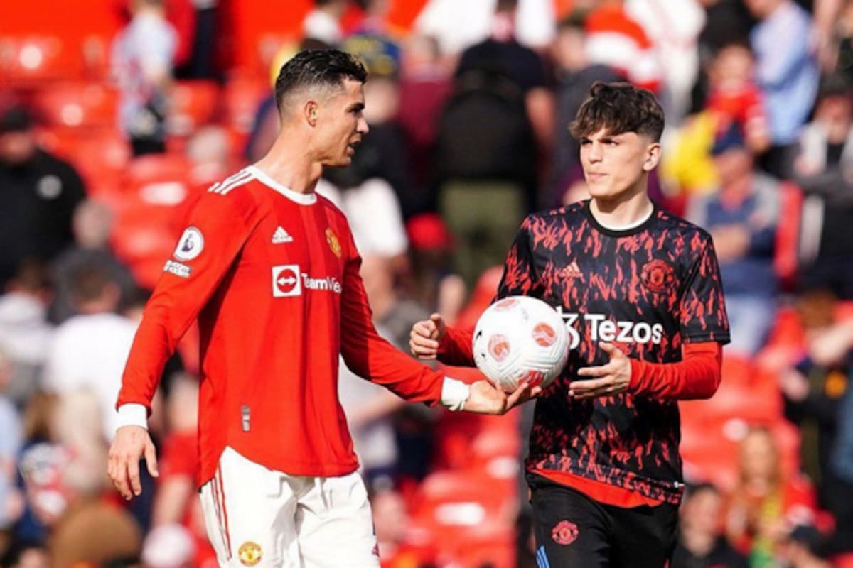 Tras el hat-trick, Cristiano Ronaldo le cedió la pelota al argentino Alejandro Garnacho, que estuvo entre los suplentes por primera vez