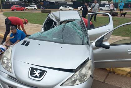 Tras el impacto, el auto quedó en el carril opuesto.