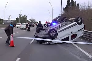 Venía de peritar un siniestro vial, lo chocaron de atrás y terminó volcado en la General Paz