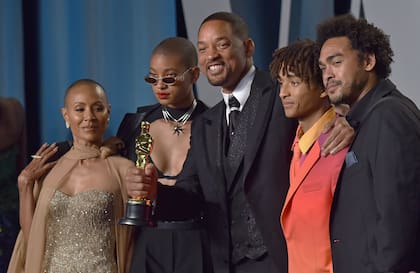 Will Smith posó con la familia completa luego de recibir el premio a mejor actor por Rey Richard