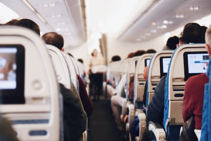 Tras el incidente, la azafata buscó un lugar en primera clase para cambiarlas de asiento, pero no encontró disponibilidad, ahora levantará una queja y espera ser recompensada con millas de viajero