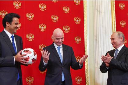 Tras el Mundial de Rusia, el emir de Qatar recibió la posta del presidente de la FIFA y de Vladimir Putin