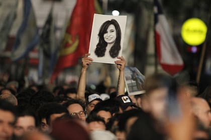 Tras el objetivo de derrotar a Macri, Cristina Kirchner quiere librar ahora la batalla judicial