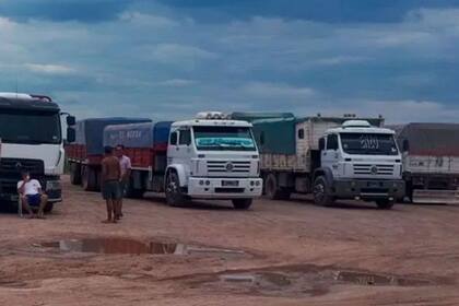 Tras el operativo policial, varios camiones fueron retenidos y se ordenó que la soja sea descargada al dueño del campo
