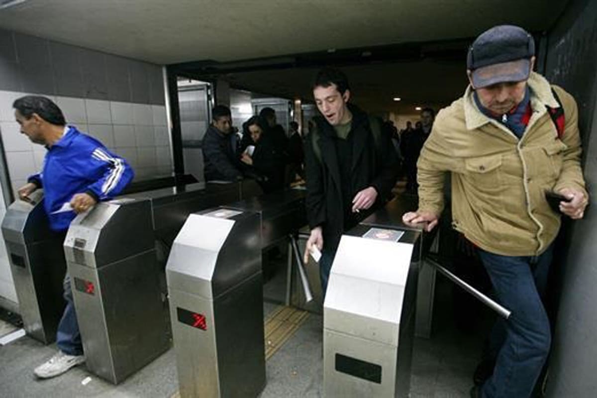 Tras el paro total de ayer, liberarán los molinetes del subte entre las 10 y las 12 en "solidaridad" con la marcha federal educativa