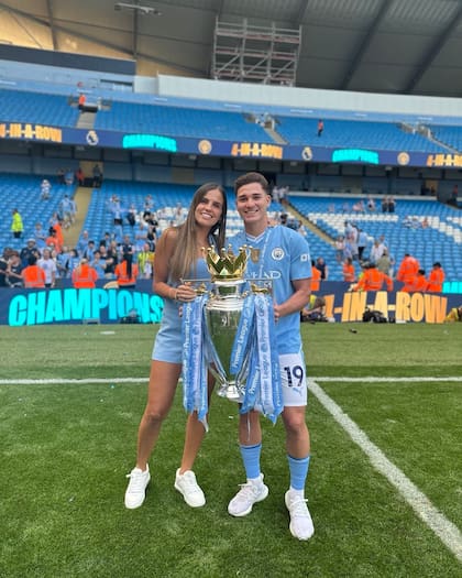 Tras el pase de Julián Álvarez al Manchester City, su novia María Emilia Ferrero armó las valijas y se fue a vivir con él