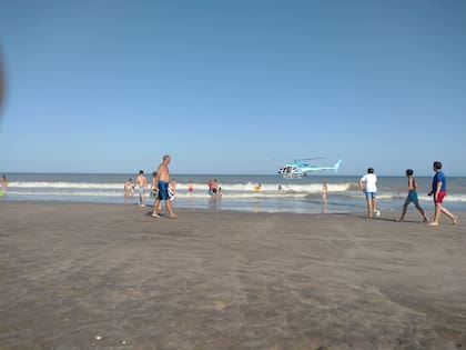 Tras el polémico vuelo de Berni: desconcierto y quejas en las playas por el helicóptero policial.