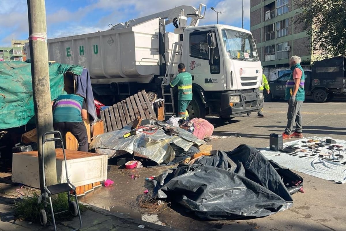 Tras el procedimiento policial, personal de limpieza completó el desalojo de la ranchada