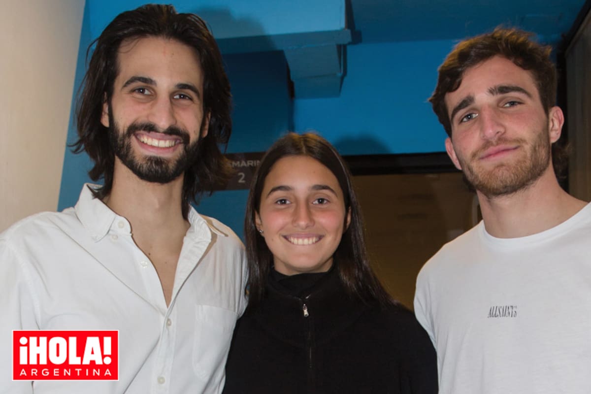 Tras el show, Franco recibió el cariño de sus hermanos, Azul y Valentín, a la salida del camarín.