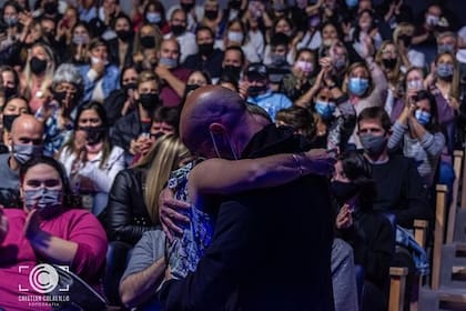 Tras el "sí", la pareja se fundió en un eterno abrazo