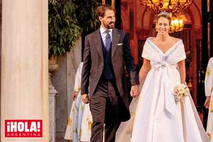 Tras el “sí, quiero”, la pareja posó para la prensa. La novia impactó con un traje con escote bote, silueta princesa, lazo bajo el pecho y sobrefalda a modo de capa, de Chanel, su firma fetiche, que la vistió en todos los festejos que hicieron a propósito de su gran día.